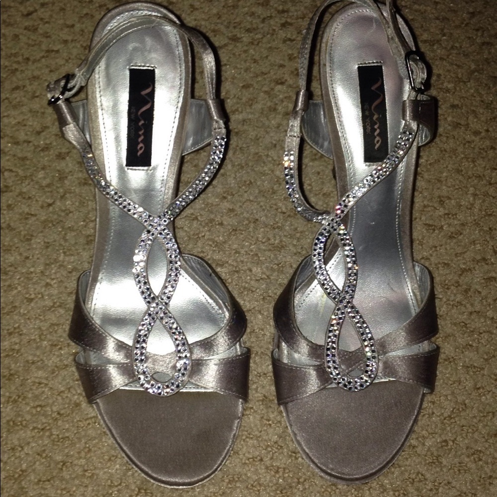 NINA:❗️flash sale❗️these are a pair of size 8.5 👠